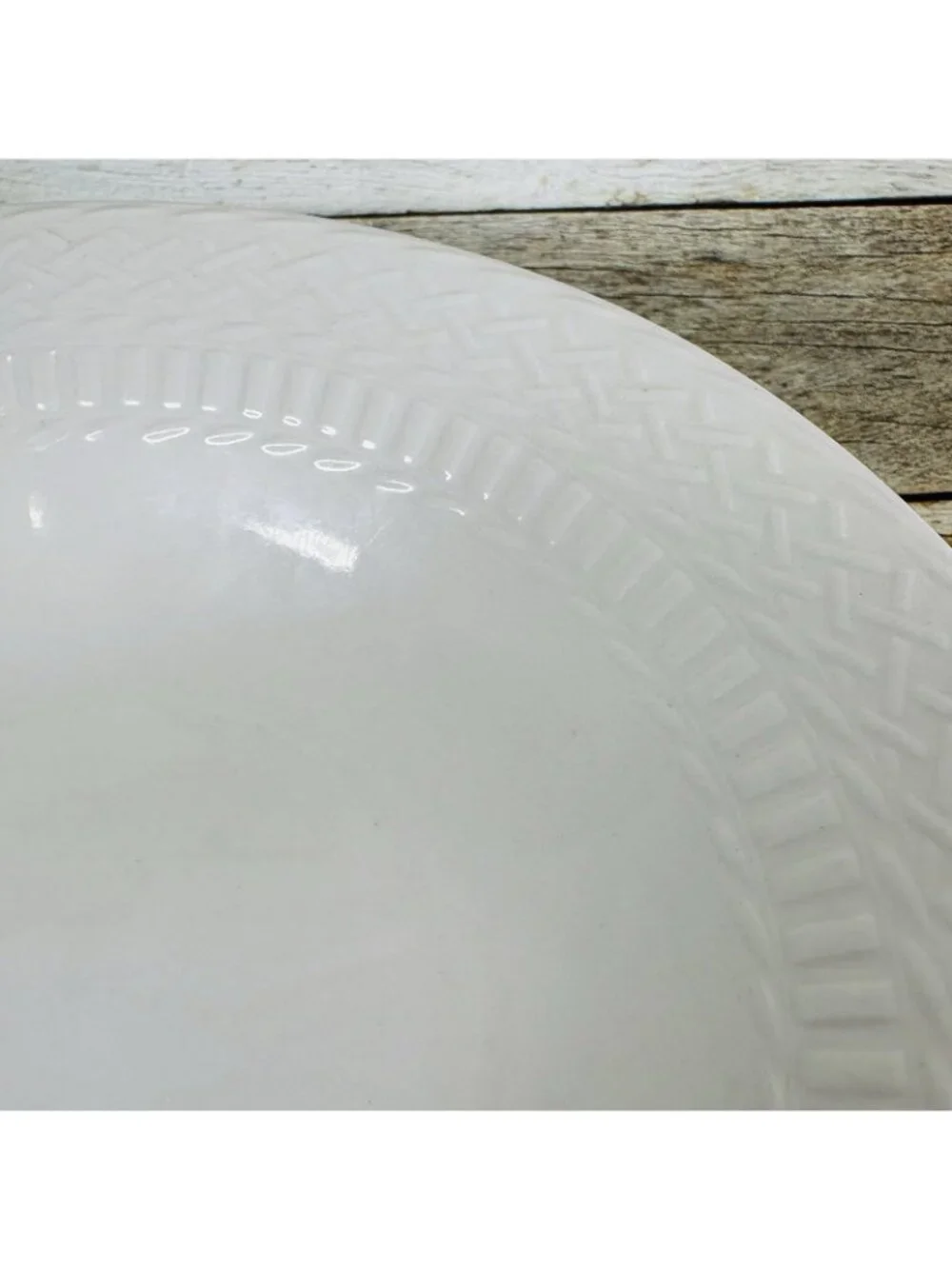 Livingquarters LIQ10 White Embossed Basketweave Lines 9